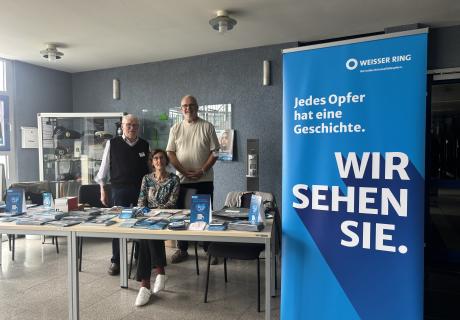 Uta Döring, Eberhardt Zopf und Bernd Müller am Informationsstand des WEISSEN RINGS.. Foto: Bernd Müller